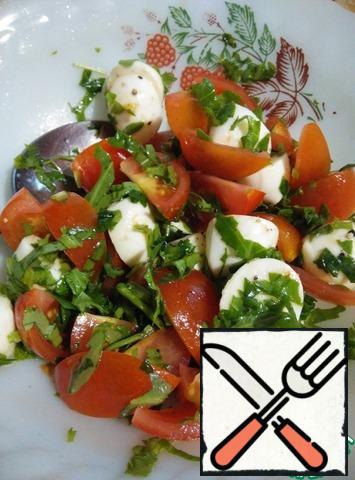 Put the tomatoes, mozzarella and arugula on a plate, season with salt and pepper to taste.