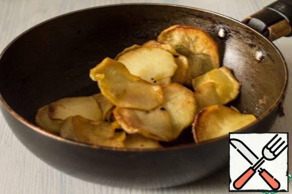 Peel the potatoes and cut them into thin slices. Fry in vegetable oil and place on a paper towel to remove excess fat.