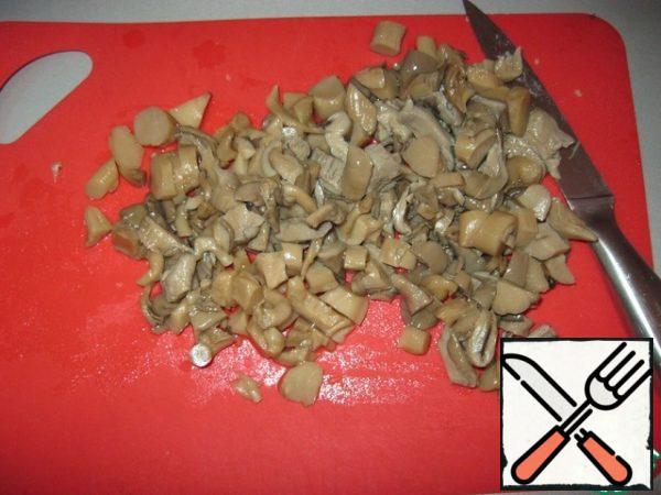 Cut the mushrooms into several parts if they are too large. Today I had oyster mushrooms. But you can also use any others that you like better.