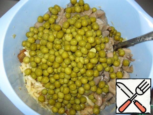 Mix all the ingredients and add the peas.