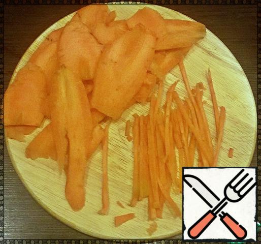 Peel the carrots, cut them into thin slices and then finely chop them into strips. You can grate carrots on a grater for Korean carrots.