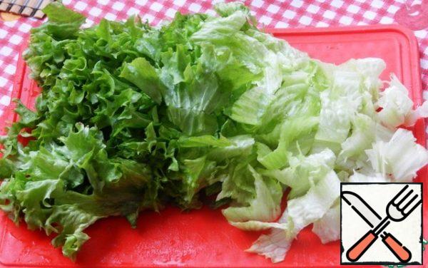 Wash the green salad and cut it into strips.