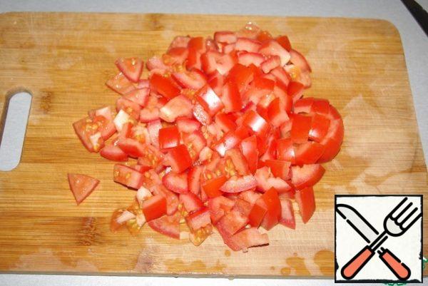 Wash the tomatoes and cut into cubes.