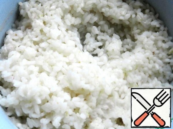 Wash the rice, boil it in salted water, and cool it.