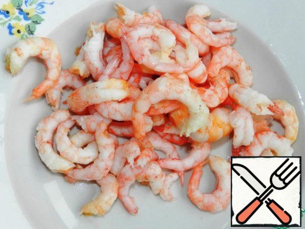 I took boiled and frozen prawns -pour boiling water over them, clean them.