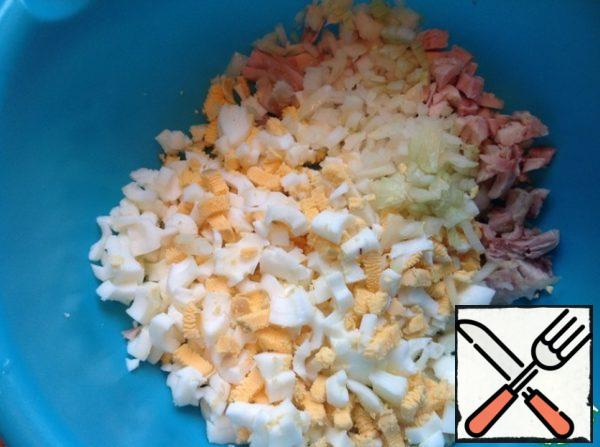 Finely chop the onion. Cut the chicken into a small cube as well as the egg.