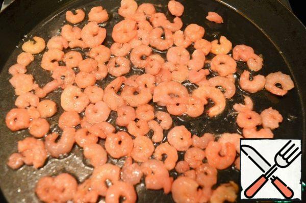 Add salt and lemon juice to the shrimp and let them stand for 10 minutes. Heat the vegetable oil in a frying pan and lightly fry the shrimp on both sides.