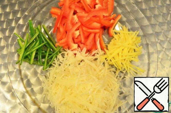 Cut daikon into blocks no more than 10 cm (for convenience of use), RUB on a "Korean" grater or cut into thin strips.
Remove the seeds from the bell peppers and chili peppers and cut them into thin strips.
Cut the ginger root into thin strips.