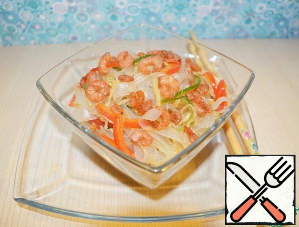 Transfer the funchosa to the pan and mix well.
Place in a salad bowl, garnish with caramelized shrimp and serve.