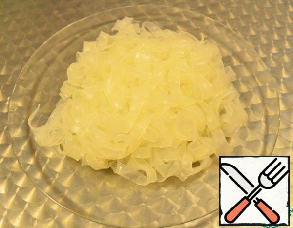 Prepare the funchosa according to the instructions on the package.