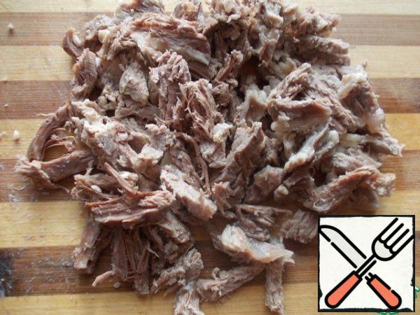 Boiled and cooled beef to disassemble into fibers or cut with a knife, as convenient.