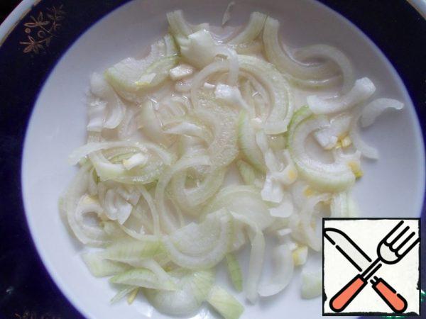Cut the onion into half rings and marinate for five minutes in Apple vinegar.