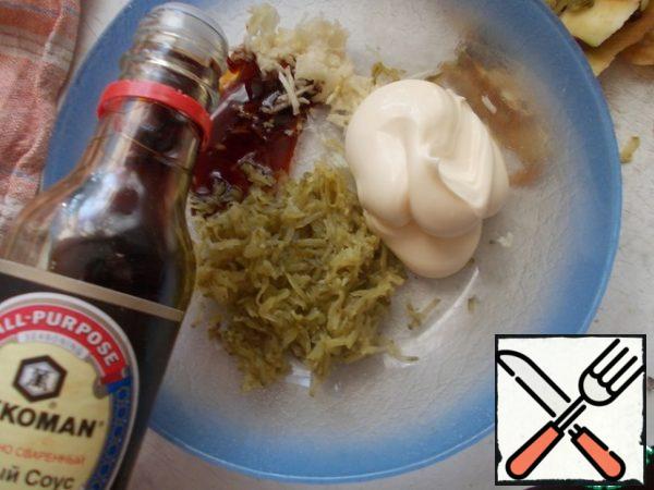 We'll make a gas station. Just mix the mayonnaise with sour cream , soy sauce and grate the garlic and gherkins on a small grater.