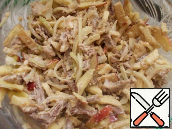 Mix the meat, onion with Apple and dressing.