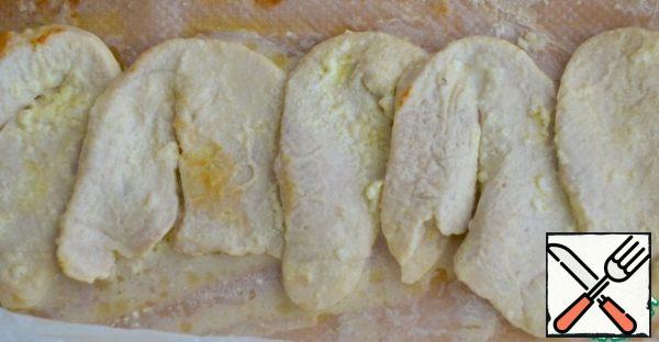 3. Put the meat on parchment paper and fold the edges to make an envelope. Bake for 20 minutes at a temperature of 200 C. Cut into cubes.