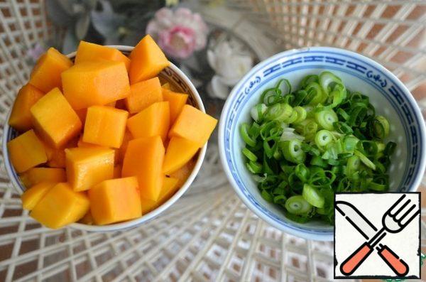 4. Cut the mango into cubes, and the green onion into thin rings.