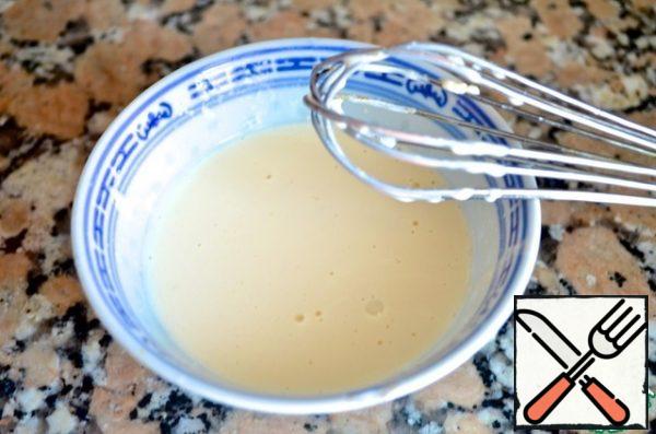 5. Pour the juice from the envelope with the finished Turkey into a bowl, add the remaining lemon juice and yogurt and stir.