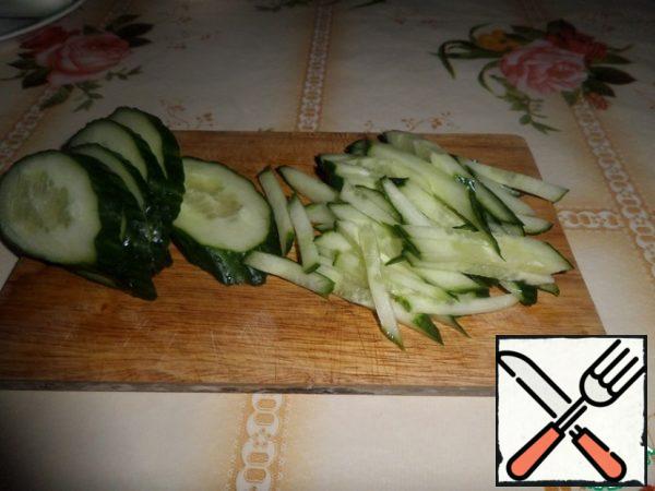 Wash the cucumber. Cut into strips.