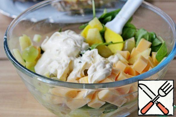 Season with mayonnaise mixed with garlic, stir. Season to taste.