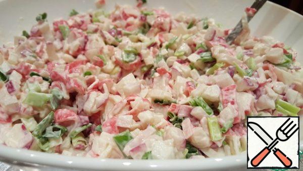 Cut the radish into small cubes. Crab sticks are also cut into small pieces or just slices. Cut the green onions. Upload everything to the salad bowl . Add mayonnaise or yogurt.