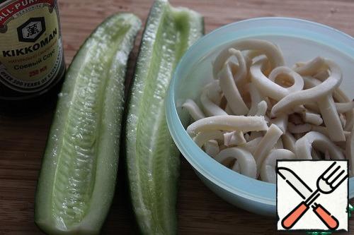 Cut the boiled squid.
I have a regular cucumber, so I cut it into two parts lengthwise and removed the middle with the seeds.