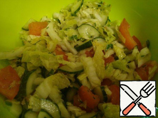 First prepare the vegetable base.
To do this, chop the Peking cabbage, chop the tomato and cucumber, add chopped herbs and 1 tbsp olive oil.
