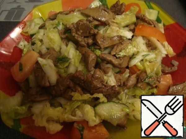 Mix the vegetable base and the still hot liver, stirring gently. We proceed to the preparation of sauce for dressing.