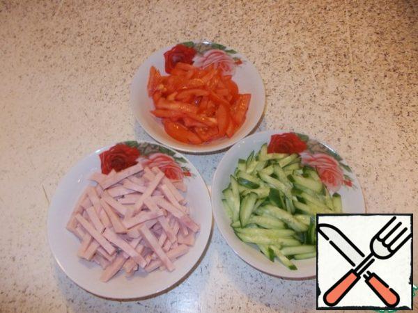 Put the tomato, cucumber, and ham cut into strips in separate containers. Grate cheese (any cream) on a fine grater.