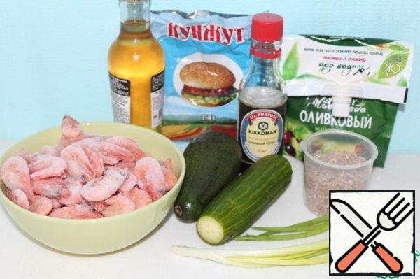 Prepare the ingredients. Boil the shrimp, cool and cut into slices. Cut the cucumber into cubes. Cook the rice, add rice vinegar, stir and cool. Finely chop the green onion.