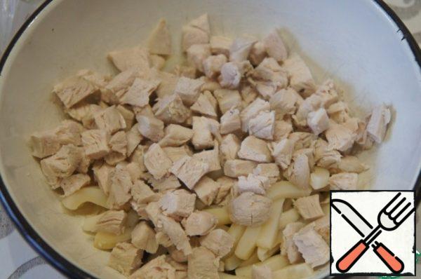 Cut the chicken fillet into cubes.