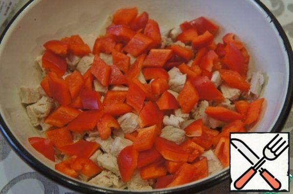 Peel the pepper from the seeds, wash, dry and cut into lozenges.