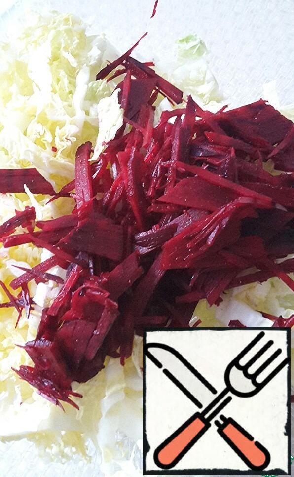 We clean raw beets ( I always scald raw beets , but you can skip this step) and grate them with straws.