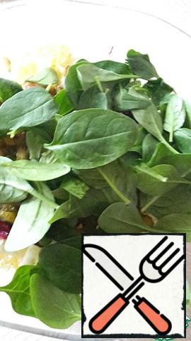 Add the spinach leaves. You can take any salad leaves - mizuna, chard, arugula or a mixture of them .
