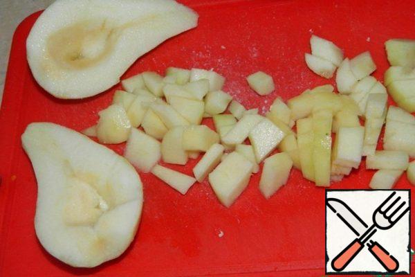 Peel the pears, remove the core, cut into slices and add to the chicken fillet.