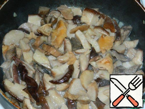 Pre- fry the mushrooms with onions. 