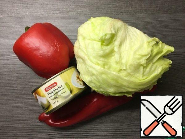 Prepare the ingredients. Wash and peel the peppers and lettuce.
