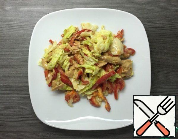 In fact, this salad is easy to prepare in 5 minutes . We have enough for a light dinner for two.I do not salt or pepper as the taste is enough from canned food.If such canned food is not available in the store , the sauce is easy to prepare yourself with sour cream and curry seasoning . Salt and pepper to taste.