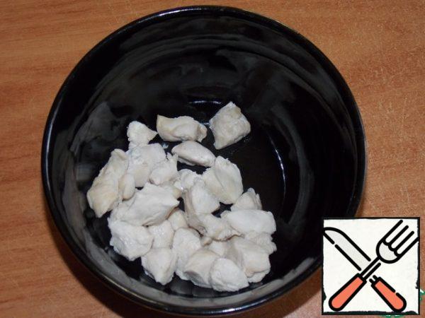 Cut the boiled chicken fillet into small cubes.