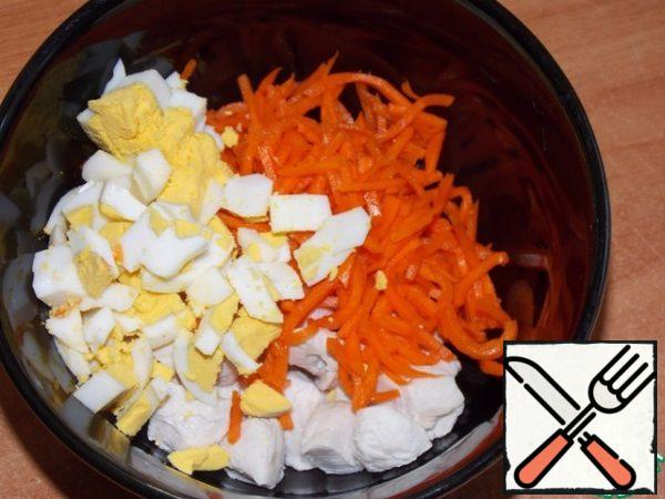 Add the chopped eggs and carrots in Korean.