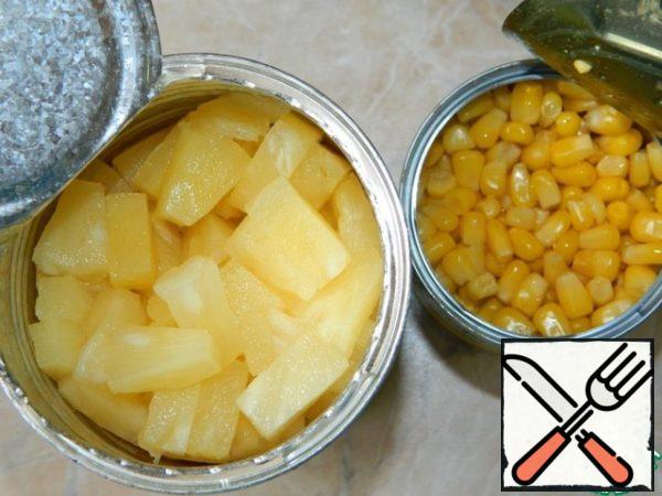 Connect everything. Add corn and pineapples.
Add mayonnaise and mix. Before serving, cool the salad a little!