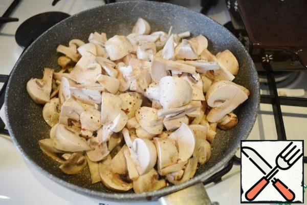 Cut the mushrooms into large pieces, pepper, salt to taste and fry them in oil until Golden.
