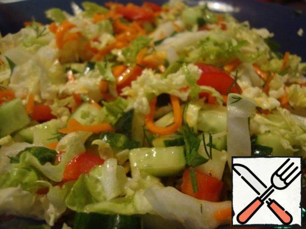 Mix the salad, season with oil , you can add garlic or soy sauce.