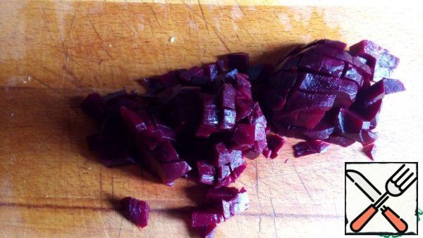If you prepare the beets in advance, the salad can be prepared in a few minutes. So, boil the beetroot or bake in advance, cut into cubes with a side of about 1 cm.
