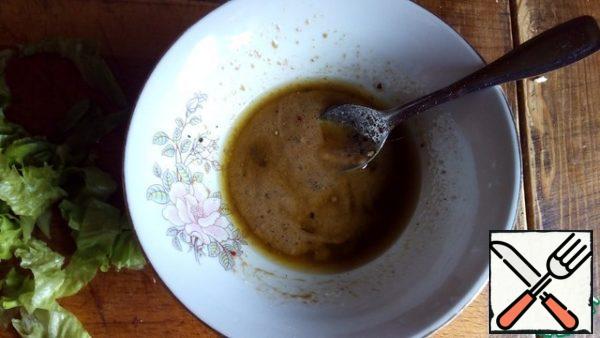 In a bowl, mix the ingredients for the dressing : olive oil, vinegar, lemon juice, salt and pepper to taste.
