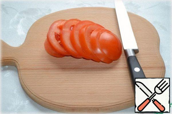 Cut the tomato into half rings.