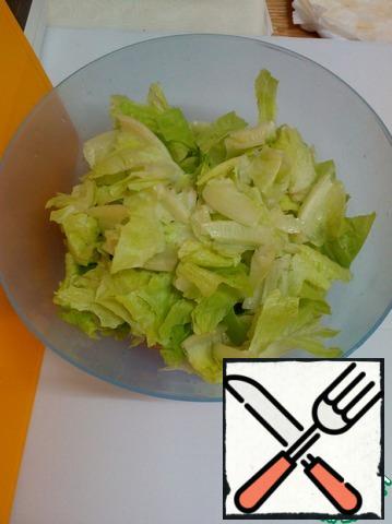 Wash the lettuce leaves, dry them, pick them with your hands and put them in a salad bowl with carrots and corn. You can use any salad you prefer.