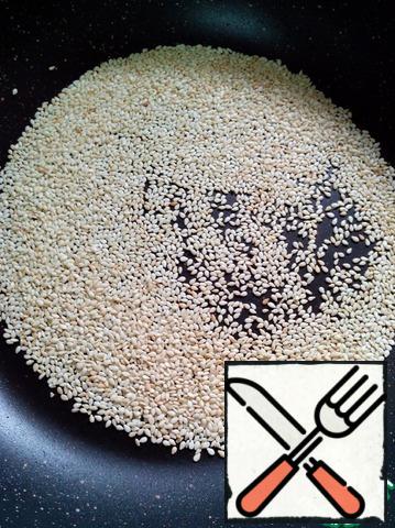 Fry the sesame seeds in a dry pan until Golden brown.