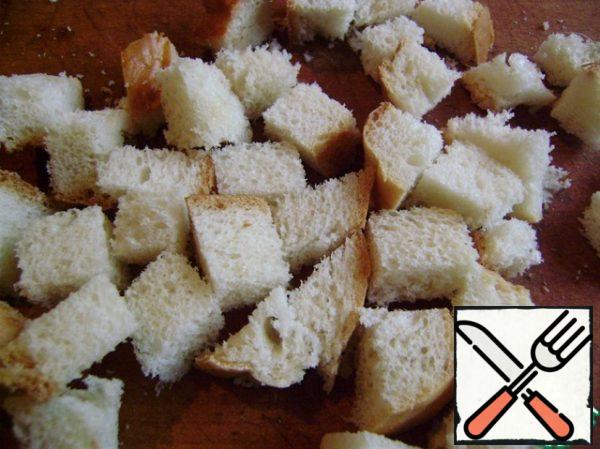 Cut the bread into cubes.