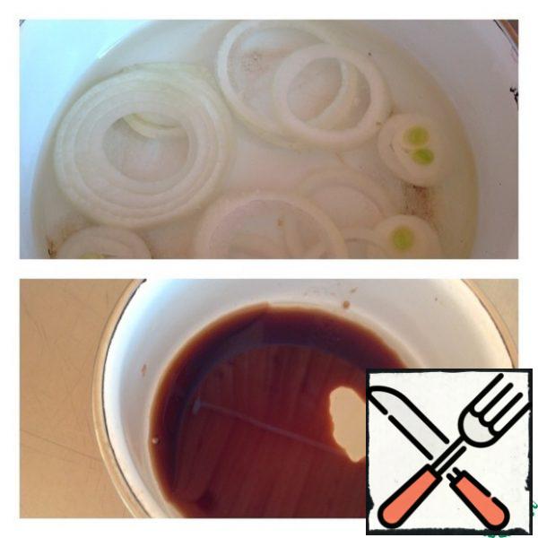 Cut the onion into thin rings and marinate for 20 minutes. Marinade: add the vinegar and sugar to the water , mix and put the onion. Make the dressing : mix soy sauce and vegetable oil.