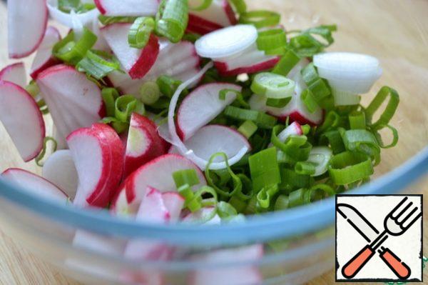 Radish and onion cut into rings.
Spread in a salad bowl.